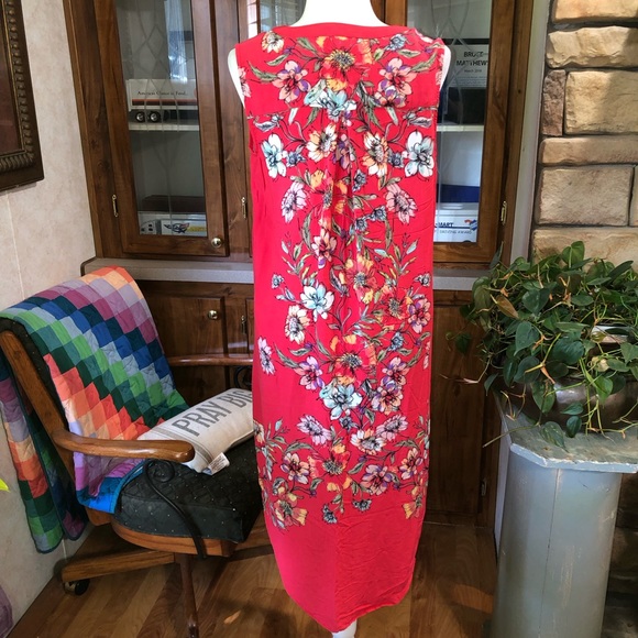 CUPIO SIZE LARGE RED SLEEVELESS FLORAL PRINT HI-LO DRESS. V/NECK PLEATED N BACK - Picture 3 of 7
